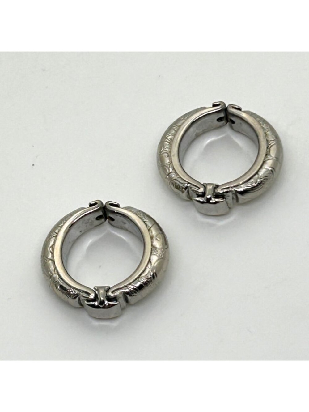 Silver Tone Snap Hoop Earrings 1990s Etched Floral Pattern Hinged Huggie Vintage - Picture 2 of 10